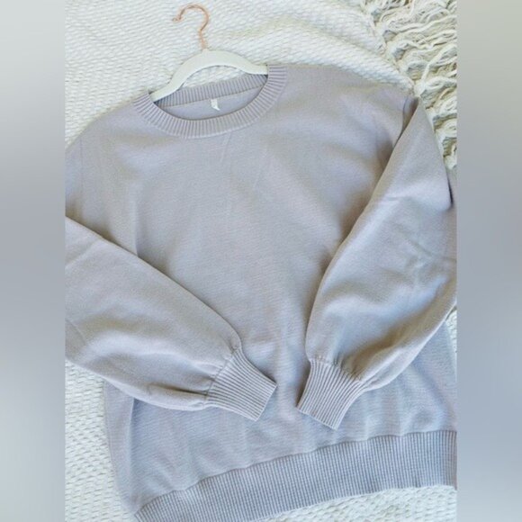 Pale Gray Crew Neck Women's Knit Sweater Size Medium - Picture 3 of 9